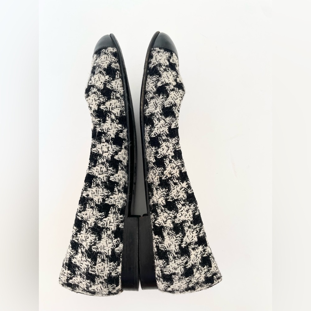 CHANEL Black and White Tweed Cap Toe Flats - Picture 5 of 12